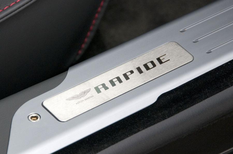 Логотип Aston Martin Rapide 2010 года  (NA) (фото 26 из 57)